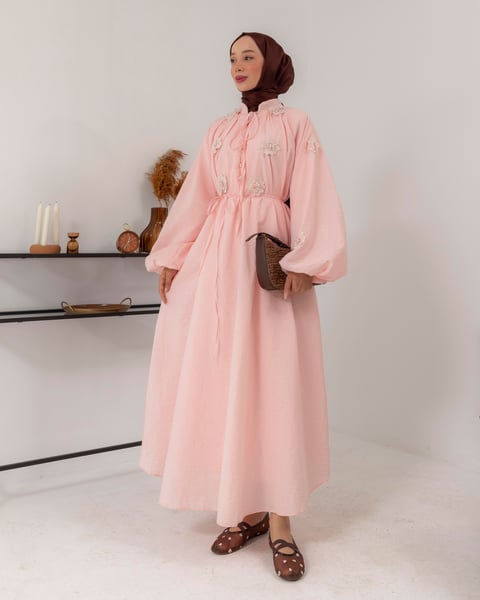 Robe rose oversize- ornée de fleurs – Image 7