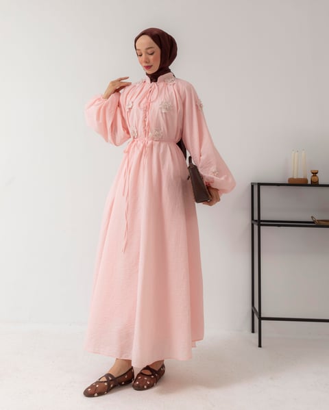 Robe rose oversize- ornée de fleurs – Image 4