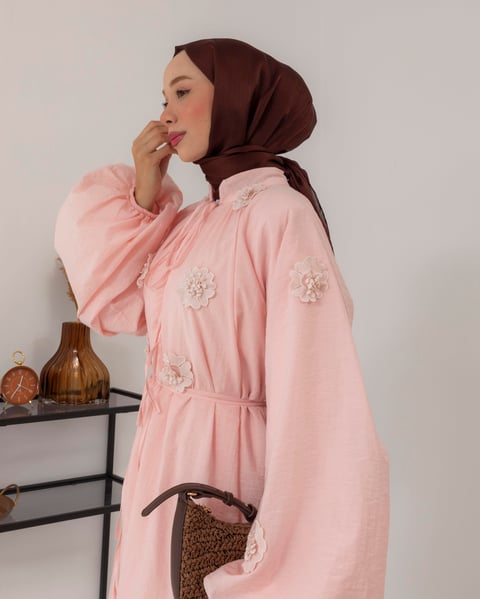 Robe rose oversize- ornée de fleurs – Image 5