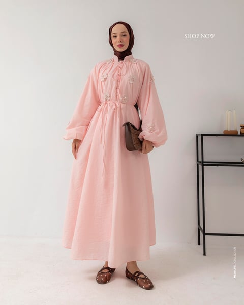 Robe rose oversize- ornée de fleurs – Image 6