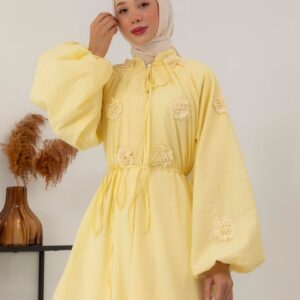 Robe jaune oversize- ornée de fleurs
