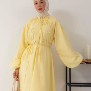 Robe jaune oversize- ornée de fleurs